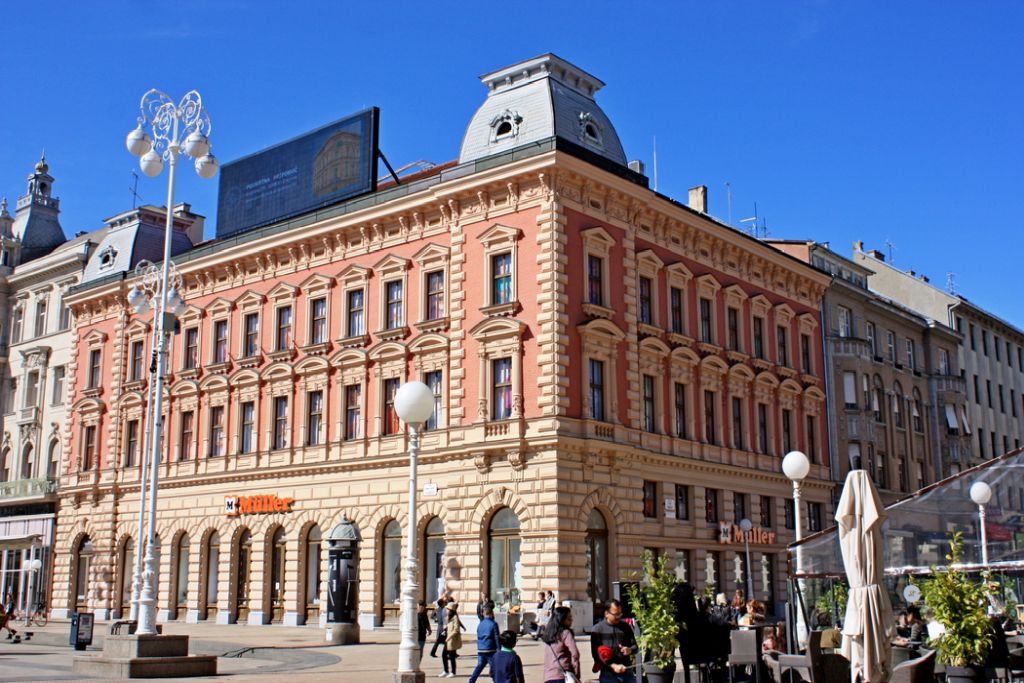 Trg bana Jelačića 8, kuća Baumgärtner-Wasserthal na uglu s Bakačevom sagrađena je 1882. prema projektu Janka Jambrišaka